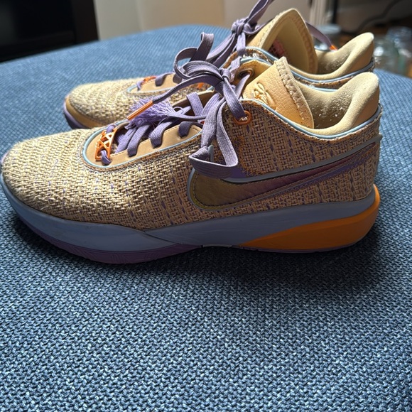LeBron XX basketball sneakers - Picture 2 of 3